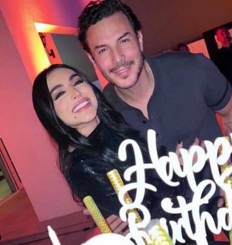 بالفيديو - باسل خياط يحتفل بميلاد زوجته بحب ورومنسية