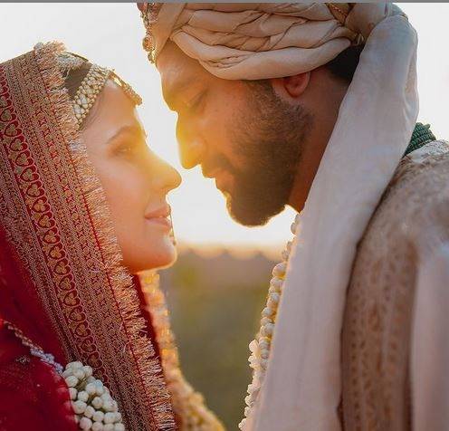 بالصور - زفاف تقليدي مميّز لنجمي بوليوود كاترينا كيف وفيكي كوشال