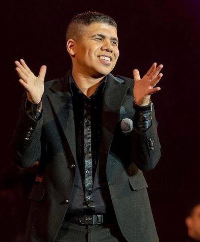 عمر كمال يحيّر الجمهور حول حقيقة خطوبته