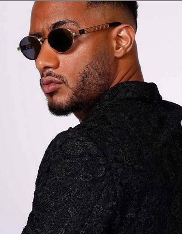 محمد رمضان يردّ على منتقدي تقبيله يد شابة بفيديو ساخر