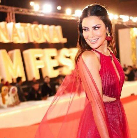 بالفيديو - صبا مبارك تنزعج من معجب حاول الإمساك بيدها