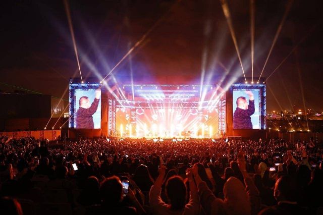 عمرو دياب في حفل كامل العدد