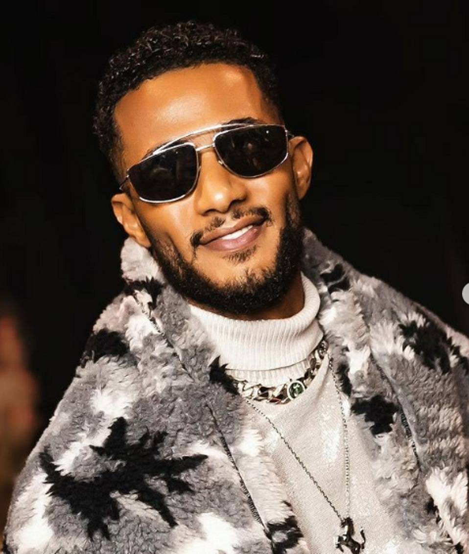 محمد رمضان يثير ضجة بصوره الجديدة... وحمادة هلال يعلق