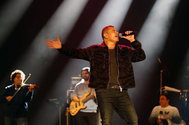 بالصور - عمرو دياب يضع بصمة يده على حائط المشاهير بعد إحيائه حفل موسم الرياض