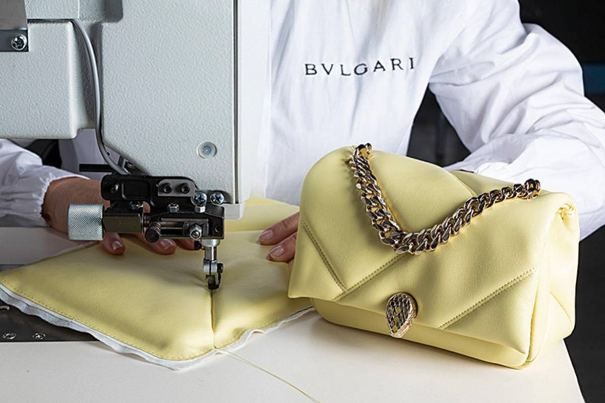 حقائب جلدية ملونة وفاخرة من بولغري