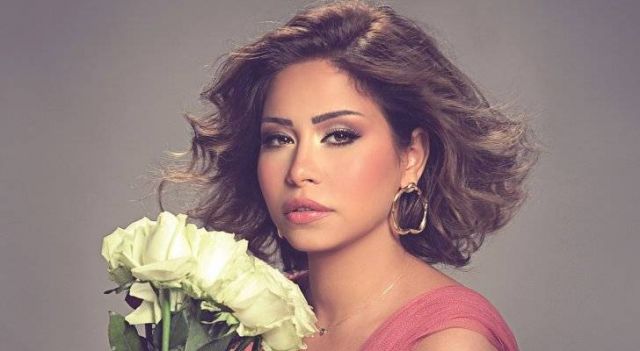 بالفيديو - معجب يقتحم غرفة شيرين عبد الوهاب وهذا ما فعلته