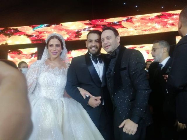 مصطفى قمر مع العروسين