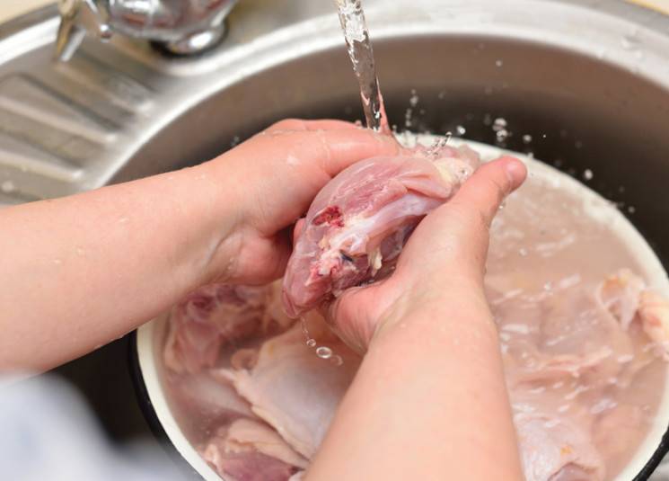 غسل الدجاج قبل الطهي يسمم الجسم!!