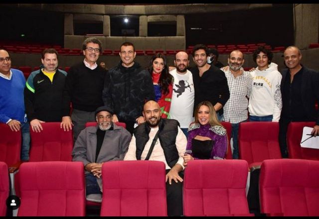 عمرو دياب مع أبطال مسرحية في نص الليل