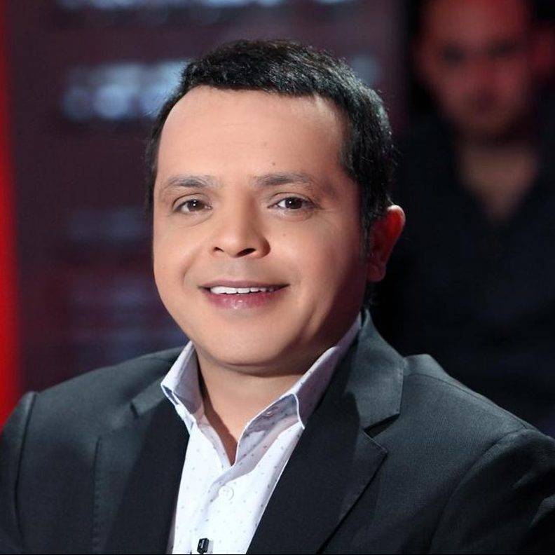 محمد هنيدي يسخر من نفسه بسبب قصر قامته