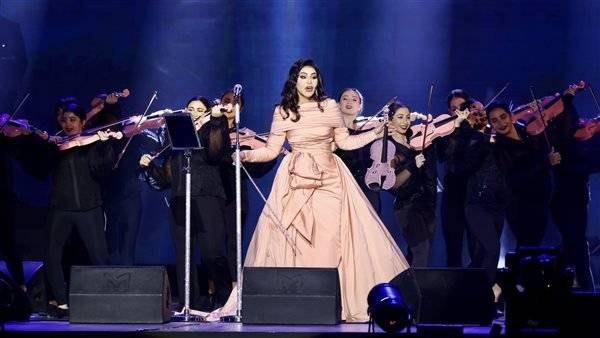 بالفيديو - أحلام تبكي على المسرح وزوجها وابنها يحتضنانها
