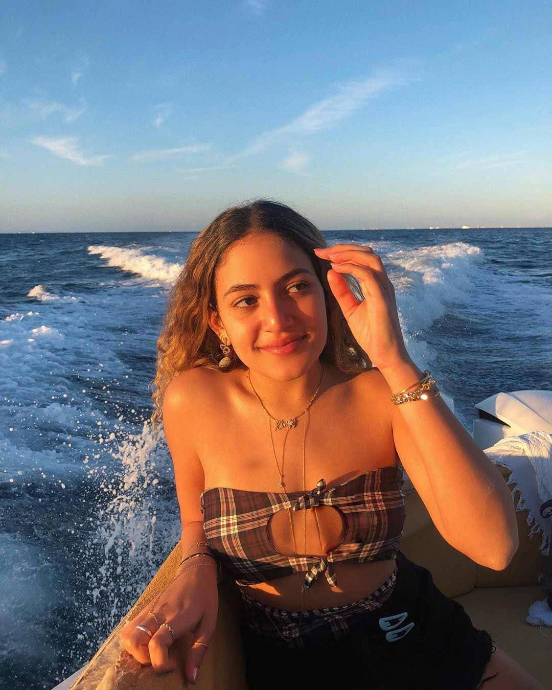 كنزي عمرو دياب تثير الجدل بصورة مع صديقها