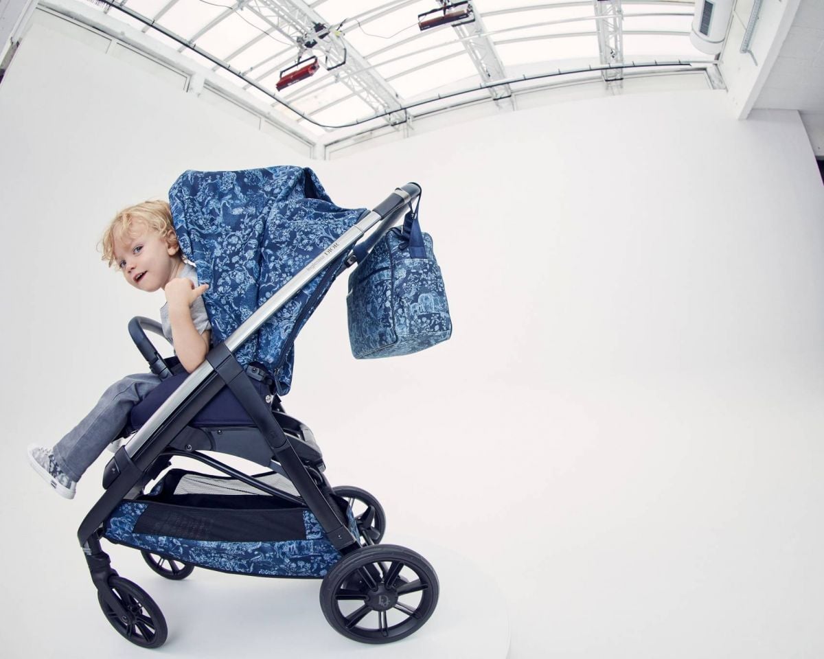 عربة الأطفال المُعاد ابتكارها بنمط Toile de Jouy من 