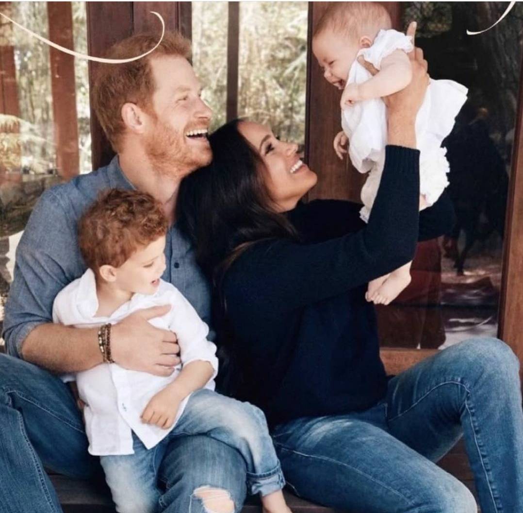 كواليس صورة أسرة الأمير هاري في الميلاد... هذا ما فعلته ميغان ماركل وأغضب الناس