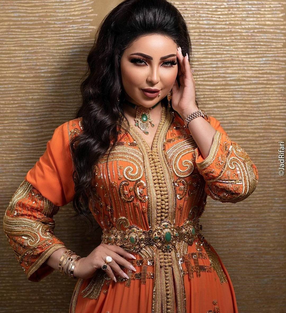 بالصور - دنيا بطمة تثير الجدل بإطلالتها الأخيرة.. فستان قصير وشكل مختلف