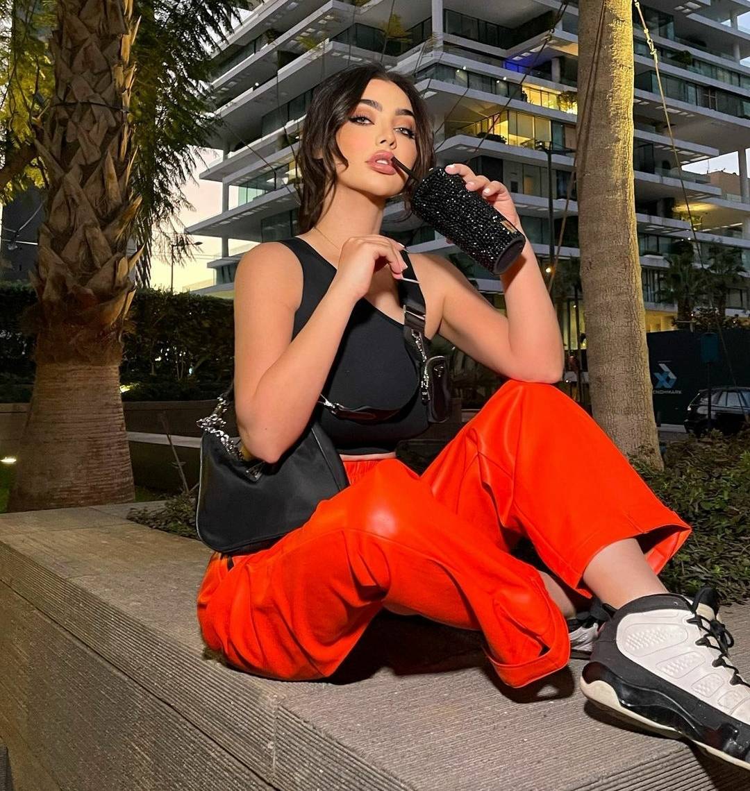 المغنية قمر تُحدث ضجة بعرض صور ابنتها للمرة الأولى