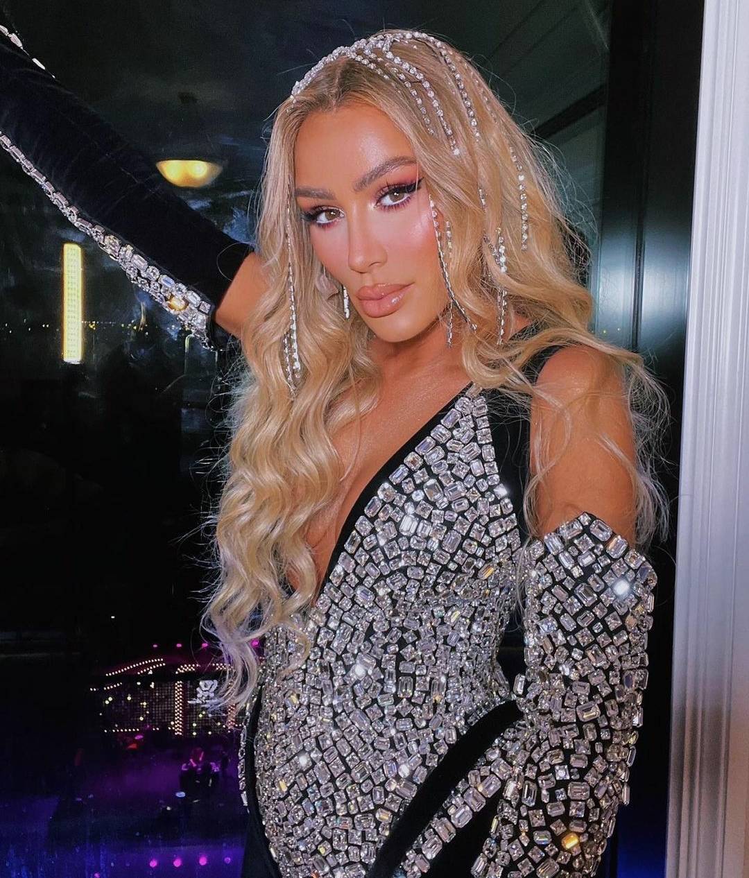 بالصور - مايا دياب بملابس مختلفة عن ستايلها... هل تليق بها؟