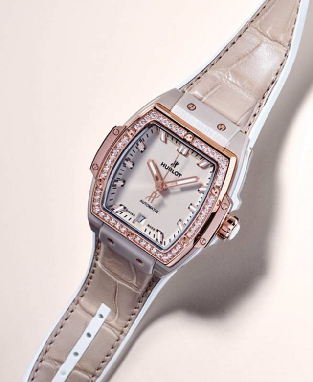 ساعة بتدرّجات البيج من 