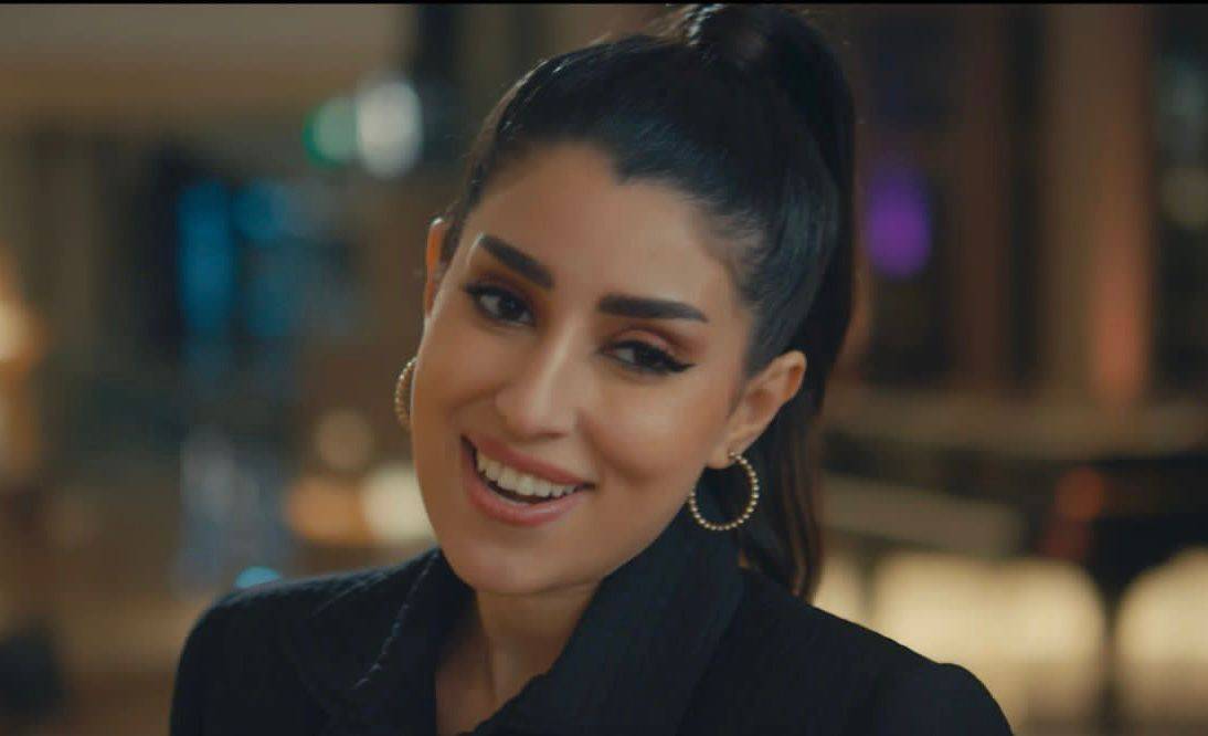 أيتن عامر تفاجئ الجمهور بأولى أعمالها الغنائية 