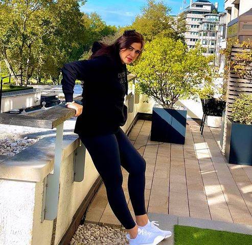 بالفيديو - ياسمين عبد العزيز تلهو بطريقتها العفوية مع صديقاتها في أوروبا