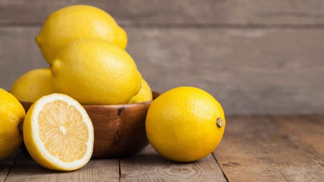 حيل بسيطة جداً تمنع تعفّن الليمون أثناء تخزينه