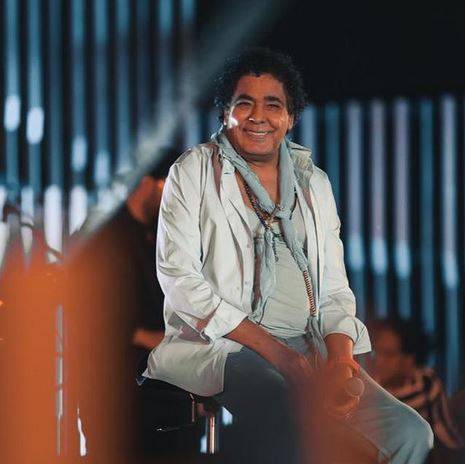 بالفيديو - مفاجأة غير متوقعة لمحمد منير على المسرح.. شاهدوا ما حصل