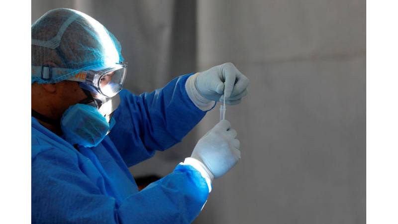 عالم بريطاني يكشف حلاً فعالاً للتخلص من كورونا