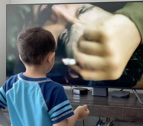 قصي خولي يكشف بصور عفوية عن وجه ابنه للمرة الأولى منذ ولادته