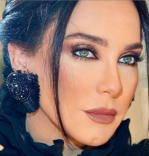 سلاف فواخرجي تعرض صوراً لمهووس بحبّها... شاهدوا ما يفعل