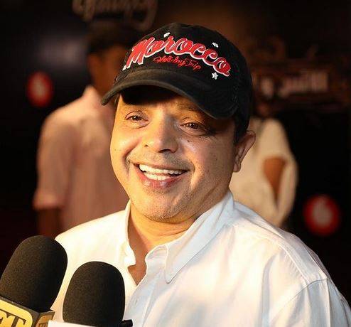 محمد هنيدي يمازح الجمهور بصورة مع إبنه