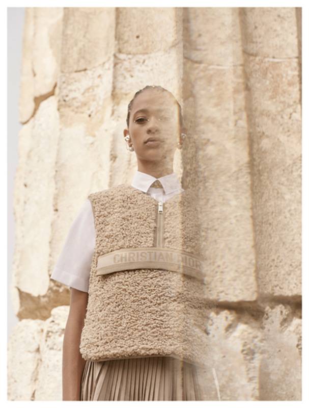 أقراط للأذنين قميص أبيض سترة باللون البيج تنورة باللون البيج