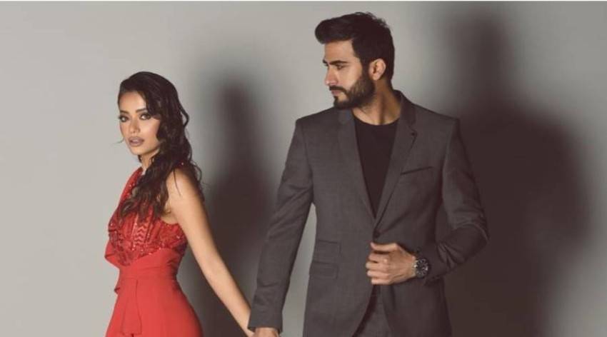 بالصور - ألكسندر علوم يبادل رحمة رياض الرومانسة بالمثل