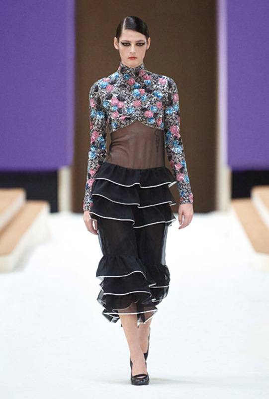 CHANEL... عودة الحياة الى عروض باريس للأزياء الراقية