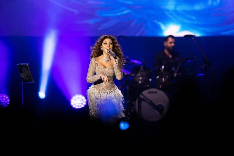 بالفيديو - ميريام فارس تُحدث ضجة بحركاتها ورقصها بفستان لافت