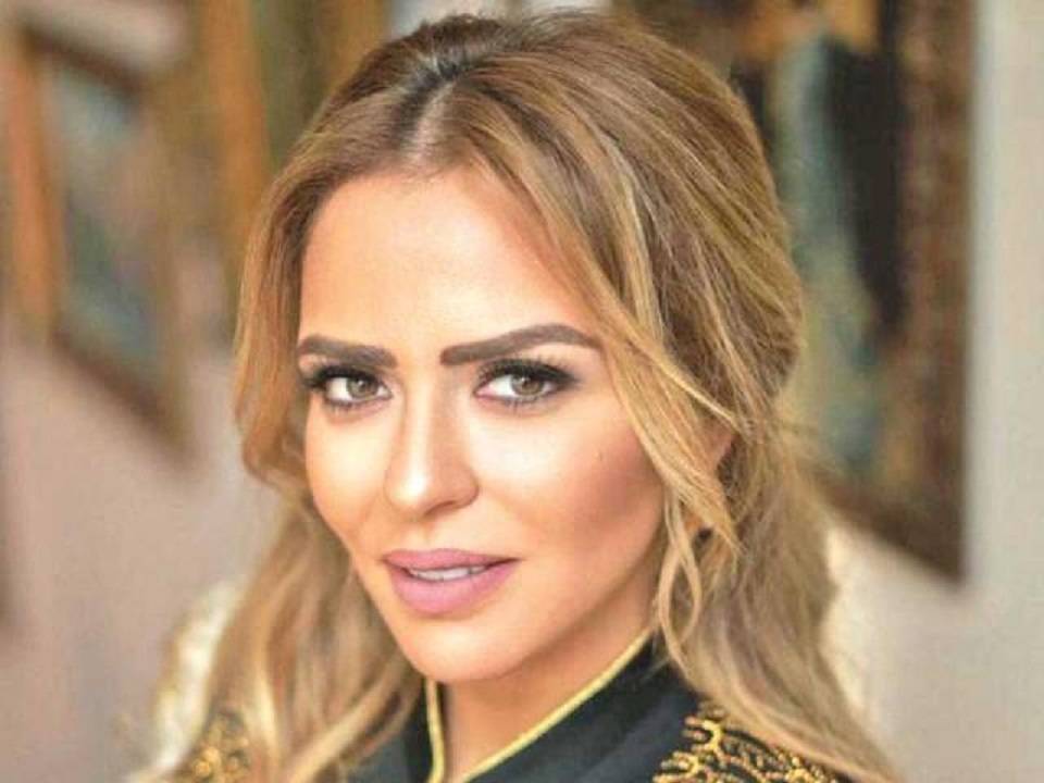 انتقادات حادة لزوجة أحمد السقا بسبب إطلالتها الغريبة