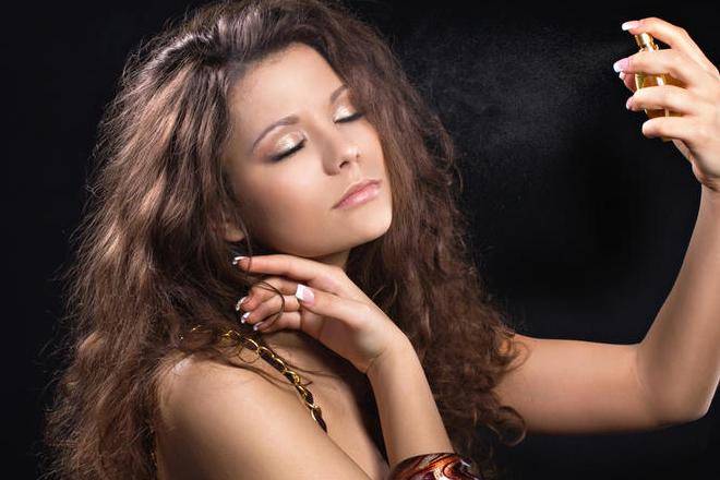 توقّفي عن رشّ العطر على شعركِ لهذا السبب!