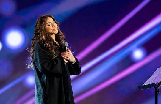 إليسا تدعم مريضات أورام الثدي وتخلع حذاءها على المسرح