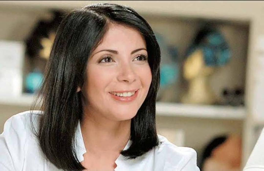 كورونا تتسبّب في خروج منى زكي من دراما رمضان