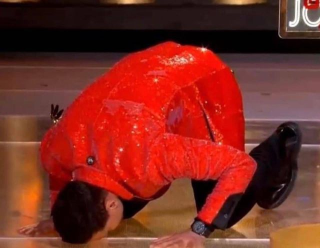 رامز جلال يسجد على المسرح