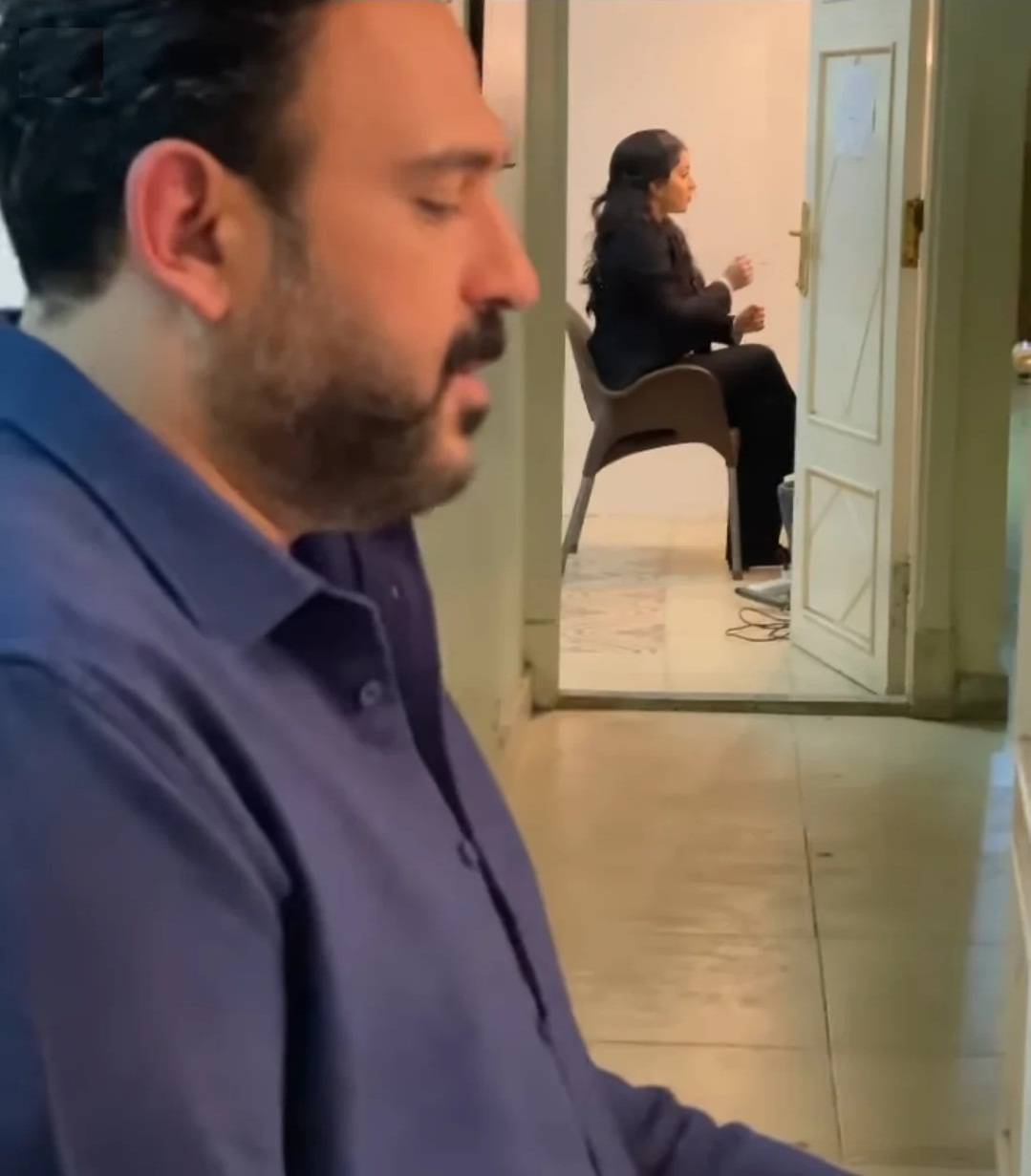 بالفيديو - بالتباعد الاجتماعي.. أكرم حسني وآيتن عامر يشعلان 