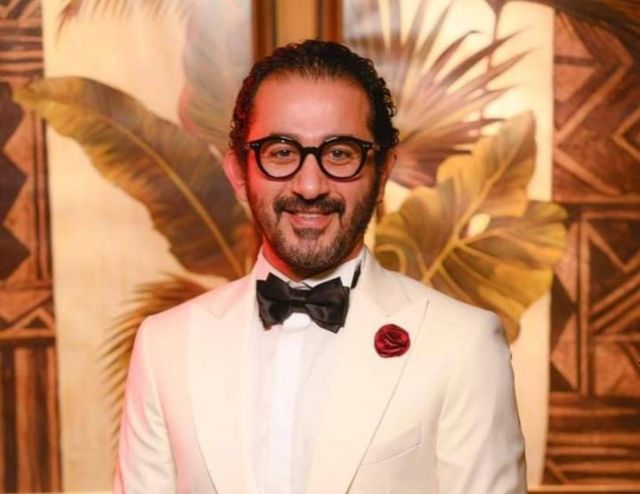 أحمد حلمي يلهو مع نجله الصغيرة بطريقته الخاصة