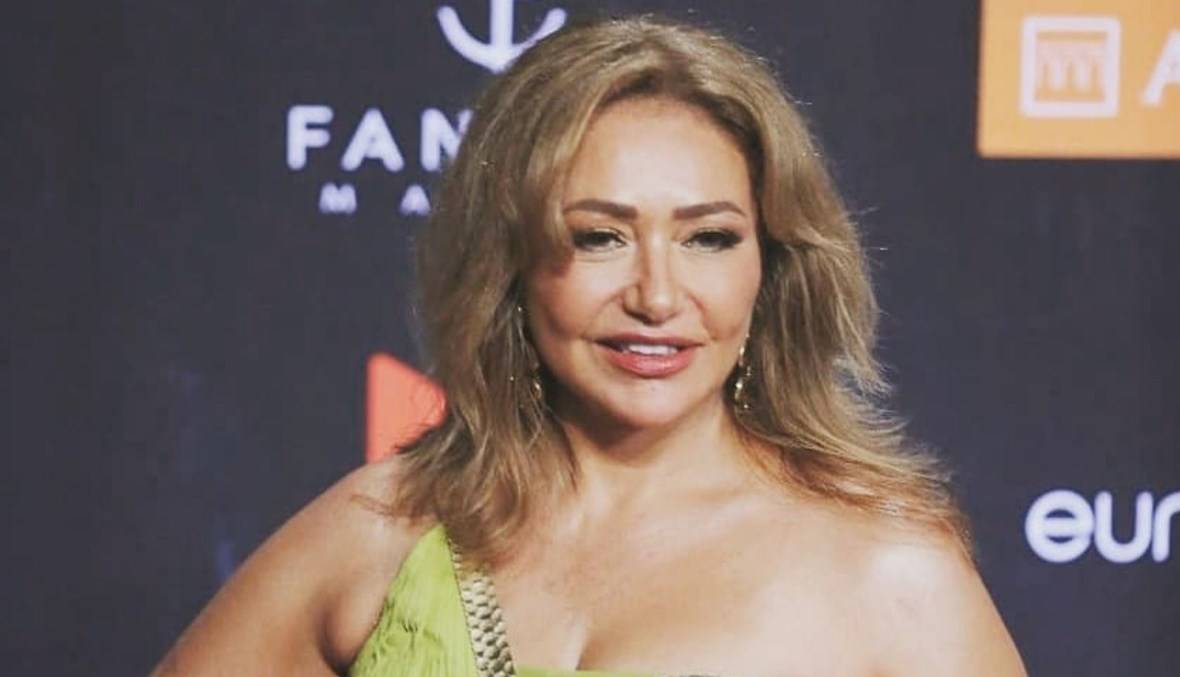 بالفيديو - في حفل Joy Awards... ليلى علوي تنجو من السقوط