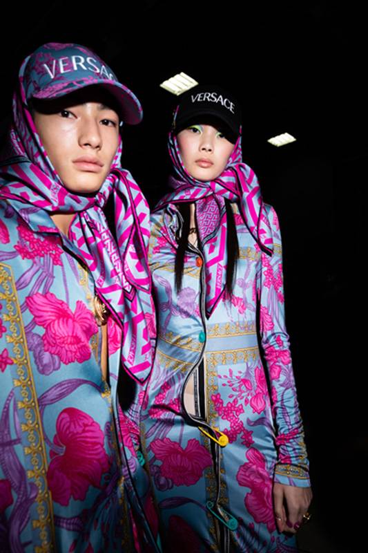 مجموعة ربيع وصيف 2022 والفولار الحريري الشهير من Versace