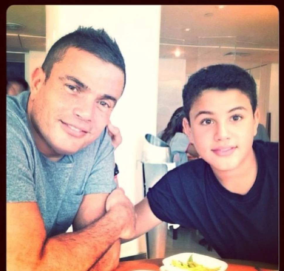 بالفيديو - عمرو دياب يشارك نجله عبدالله الرقص على أنغام 