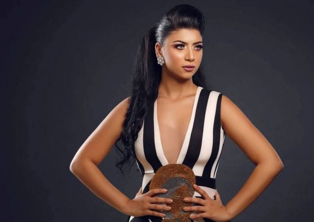 كارولين عزمي