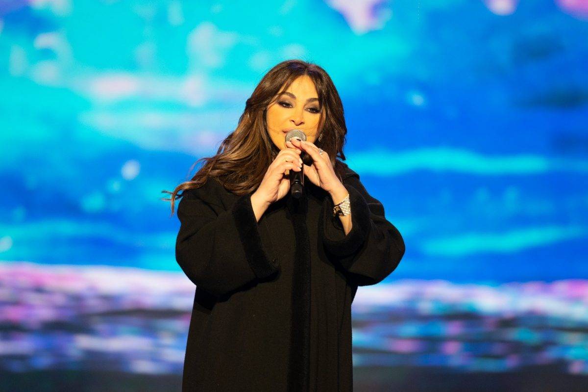 بالفيديو - إليسا تخطف الأنظار بالفروة السعودية