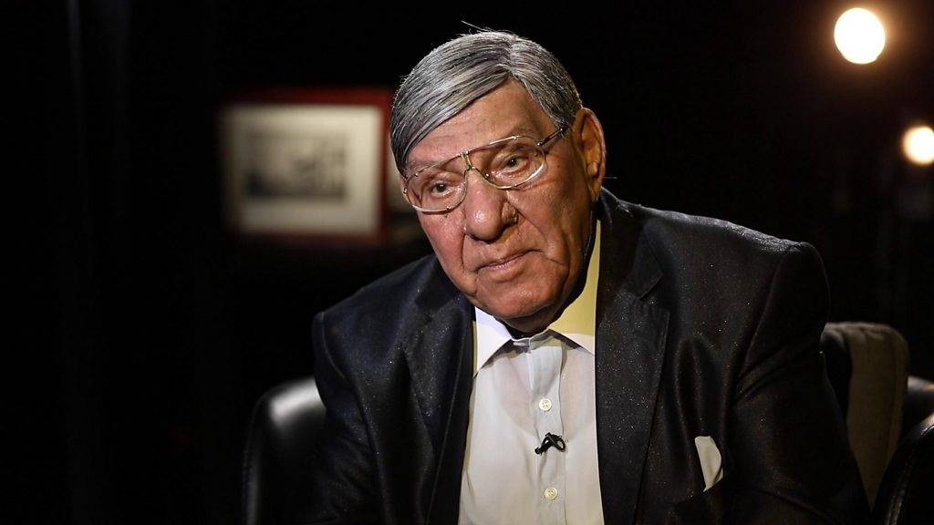 إصابة الإعلامي مفيد فوزي بكسر في الكتف وابنته تطلب الدعاء له