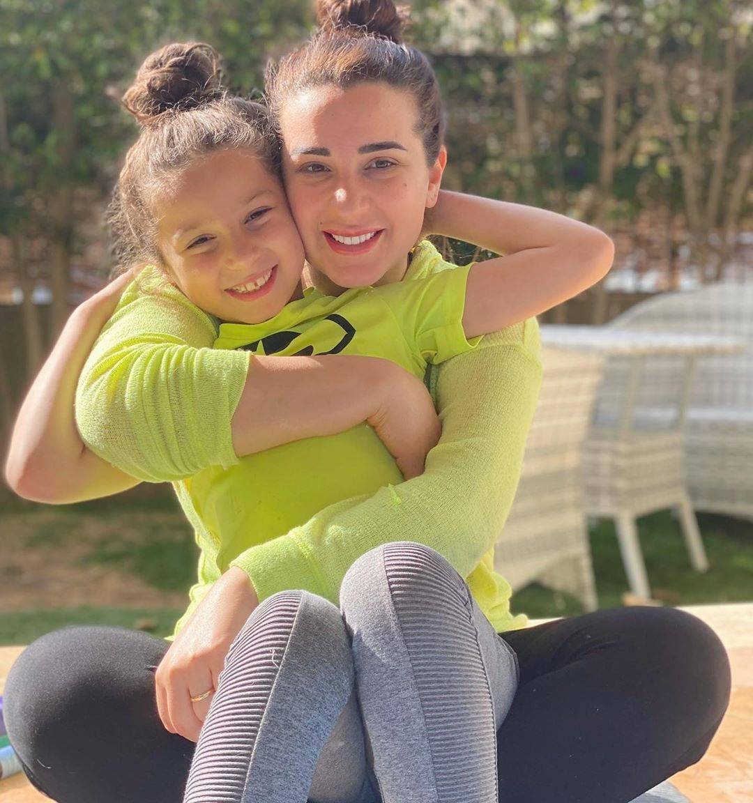 أسما شريف منير قلقة بعد انتقال عدوى كورونا لابنتها