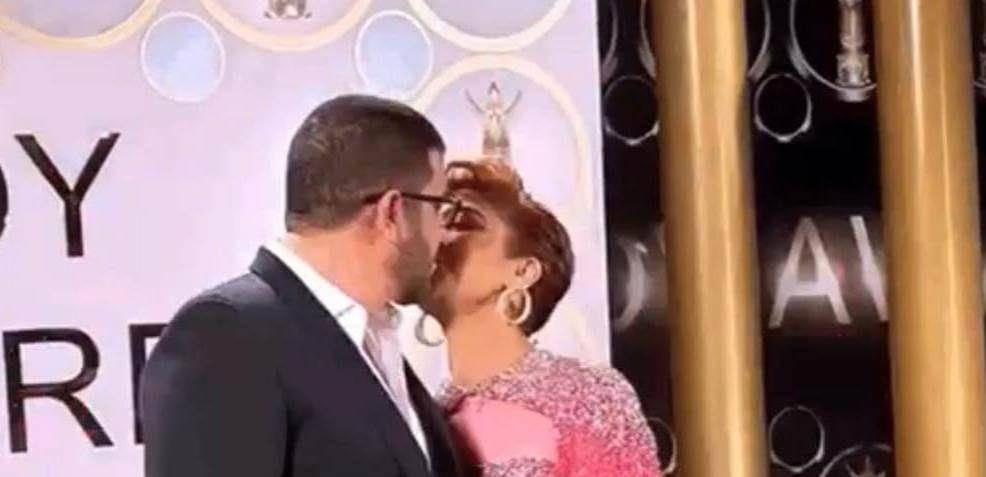 بالفيديو - قُبلة أصالة لزوجها على السجادة الحمراء لحفل Joy Awards تُشعل مواقع التواصل