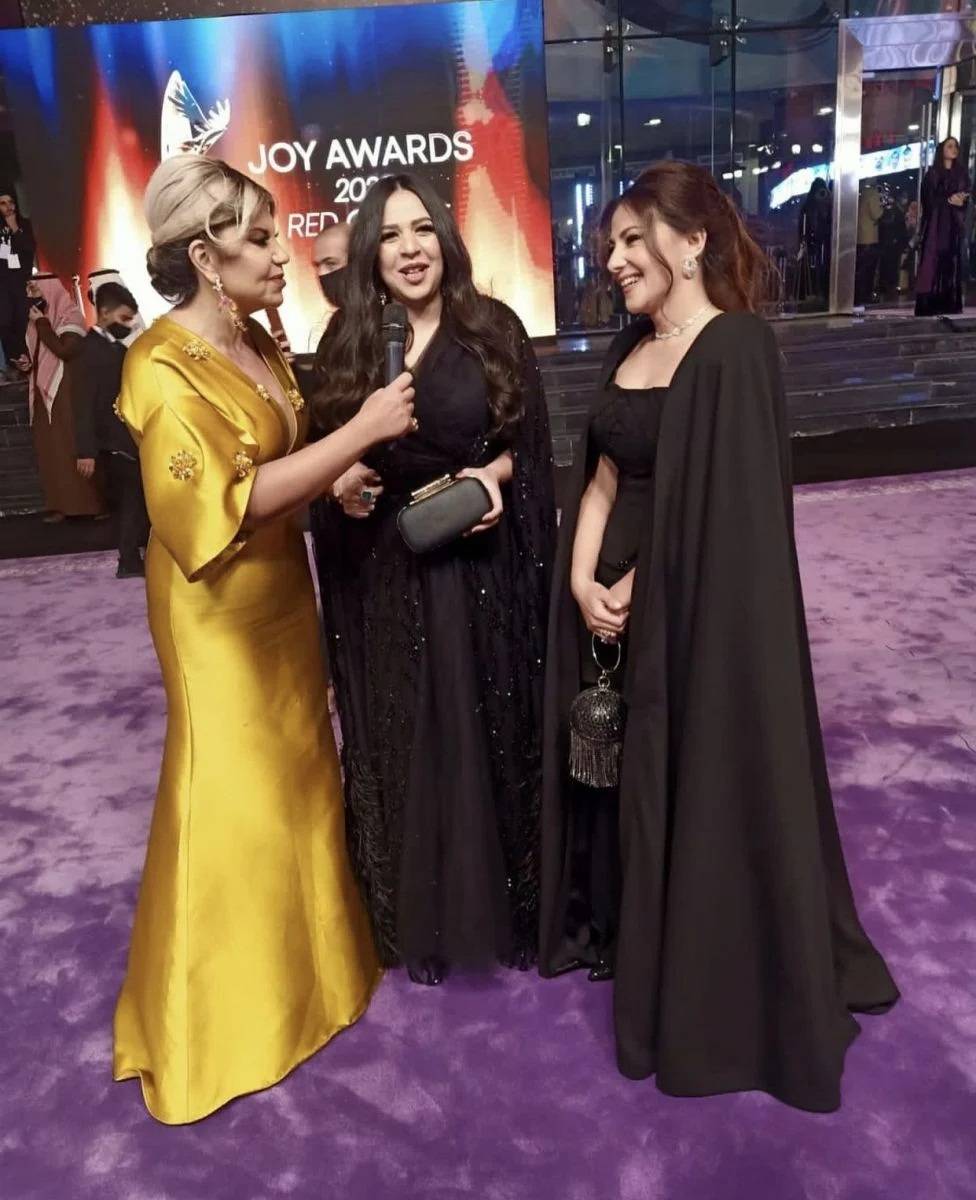 بالفيديو - ظهور إيمي سمير غانم في Joy Awards وشقيقتها دنيا تعلّق